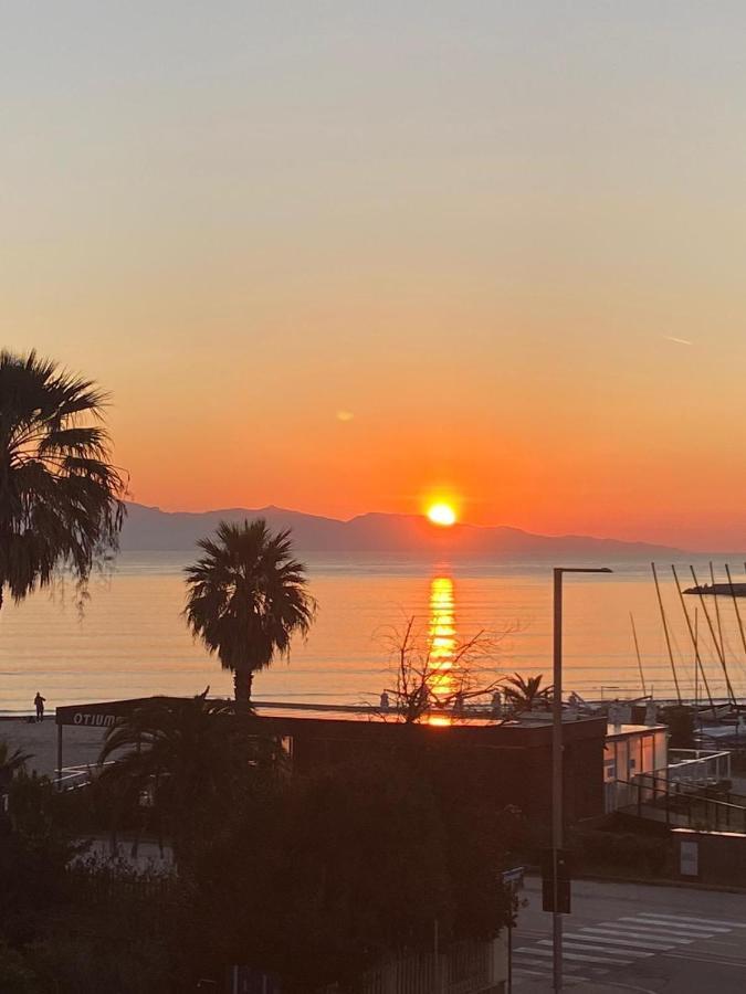 Lungomare Poetto Loft Apartment กาญารี ภายนอก รูปภาพ